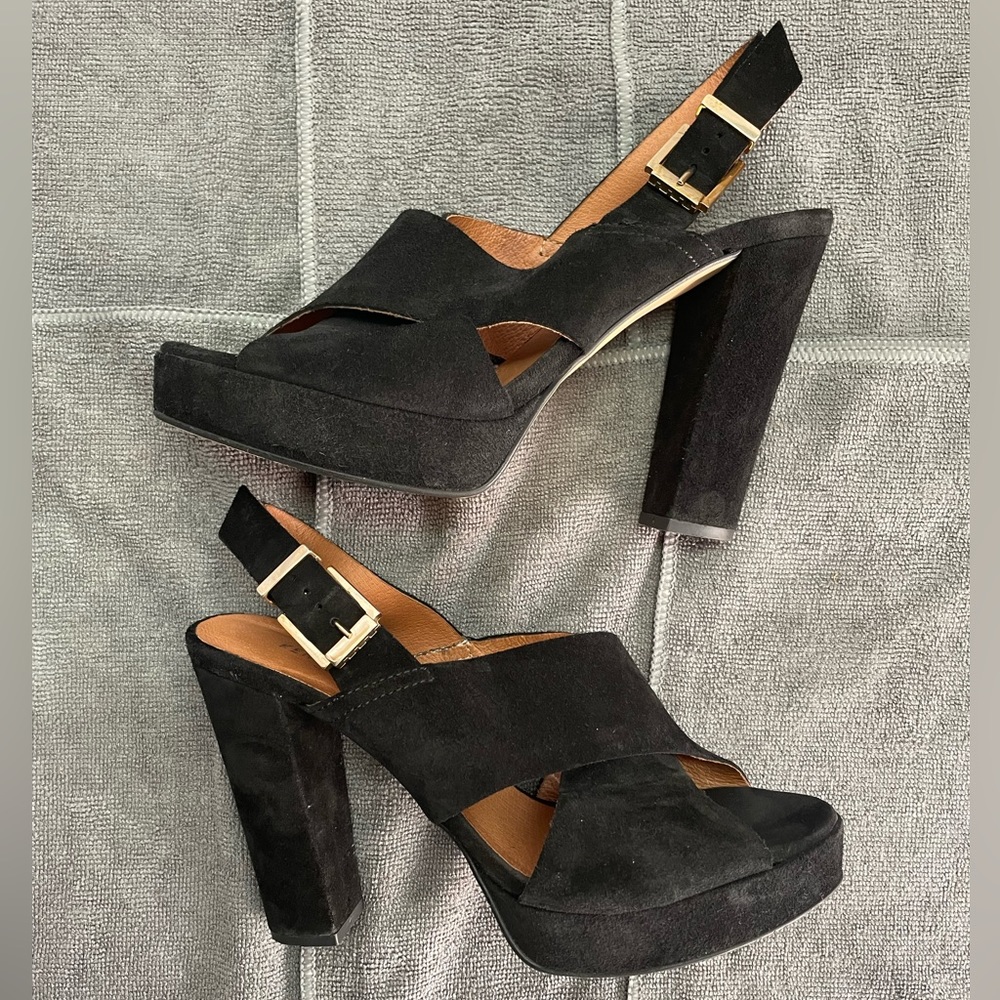 Kenneth Cole Black Suede Heels with Gold Buckle. Size Women’s 8